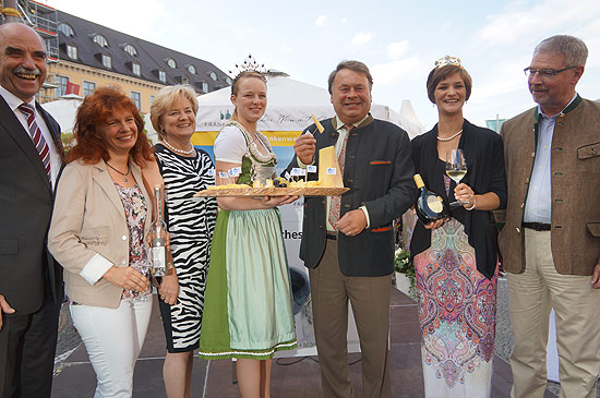 Artur Steinmann, Präsident Frankenwein, ..., ..., die bayerische Milchprinzessin Carola Reiner, Minister Helmut Brunner, die fränkische Weinkönigin Christin Ungemach, Alexander Reissl, Stadtrat (©Foto: Martin Schmitz)